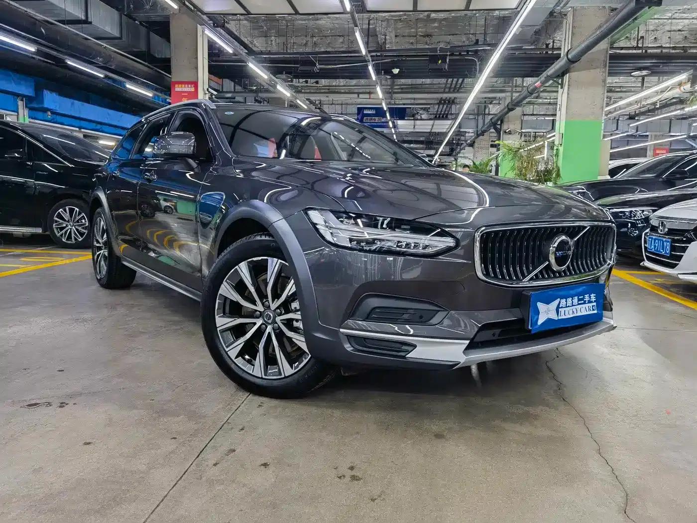 2024 Volvo V90 Cross Country B5 AWD Smart Edition — миниатюра 3