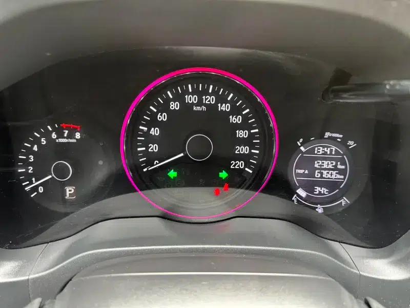Vezel 2015 1.5L CVT 2WD Comfort Model — миниатюра 8