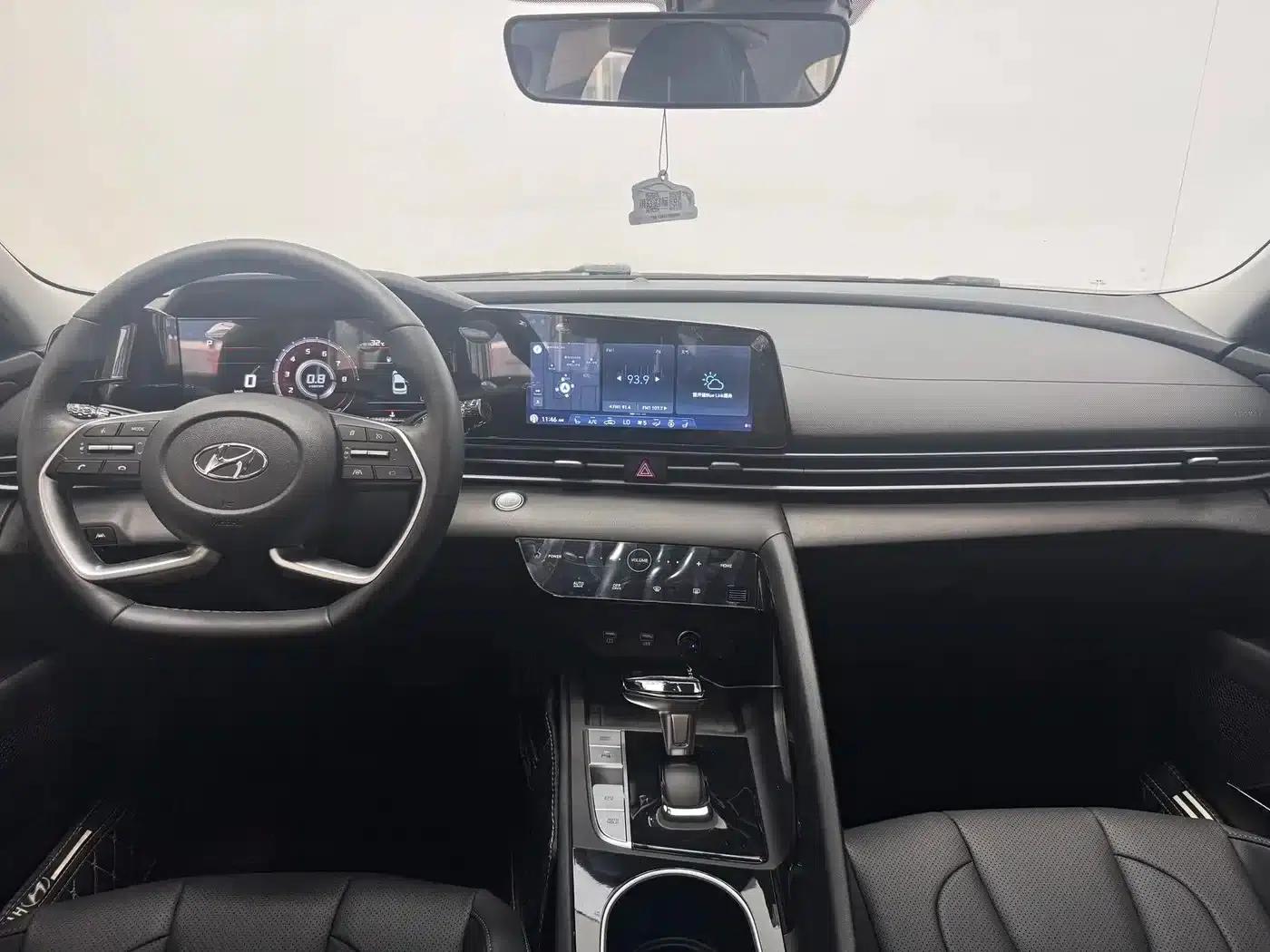 Hyundai Elantra 2022 1.5L CVT LUX Premium Edition — миниатюра 15