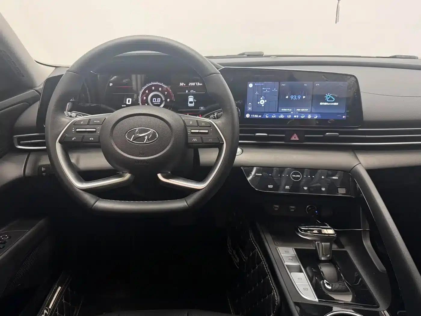 Hyundai Elantra 2022 1.5L CVT LUX Premium Edition — миниатюра 16