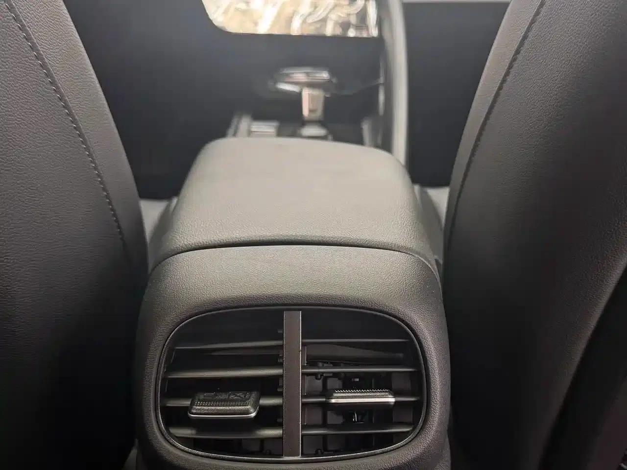 Hyundai Elantra 2022 1.5L CVT LUX Premium Edition — миниатюра 17