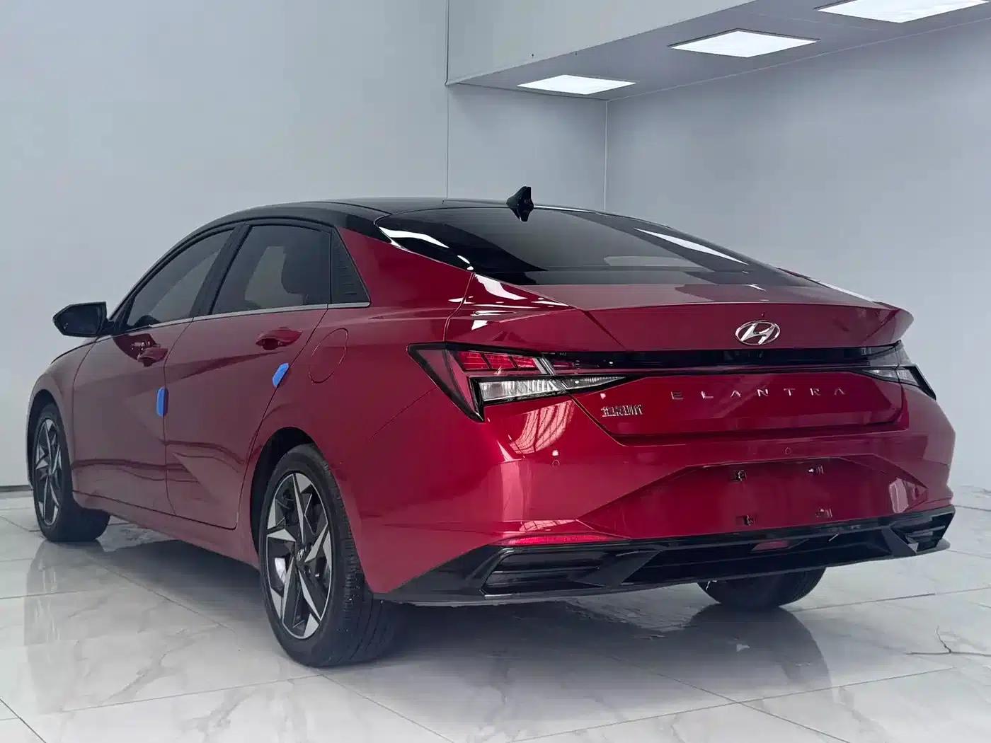 Hyundai Elantra 2022 1.5L CVT LUX Premium Edition — миниатюра 4