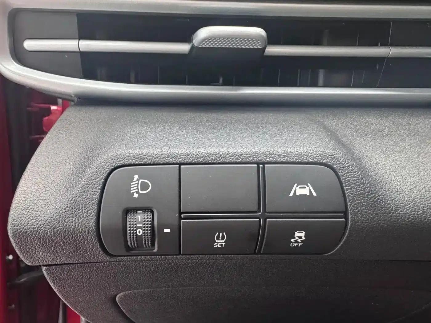 Hyundai Elantra 2022 1.5L CVT LUX Premium Edition — миниатюра 10