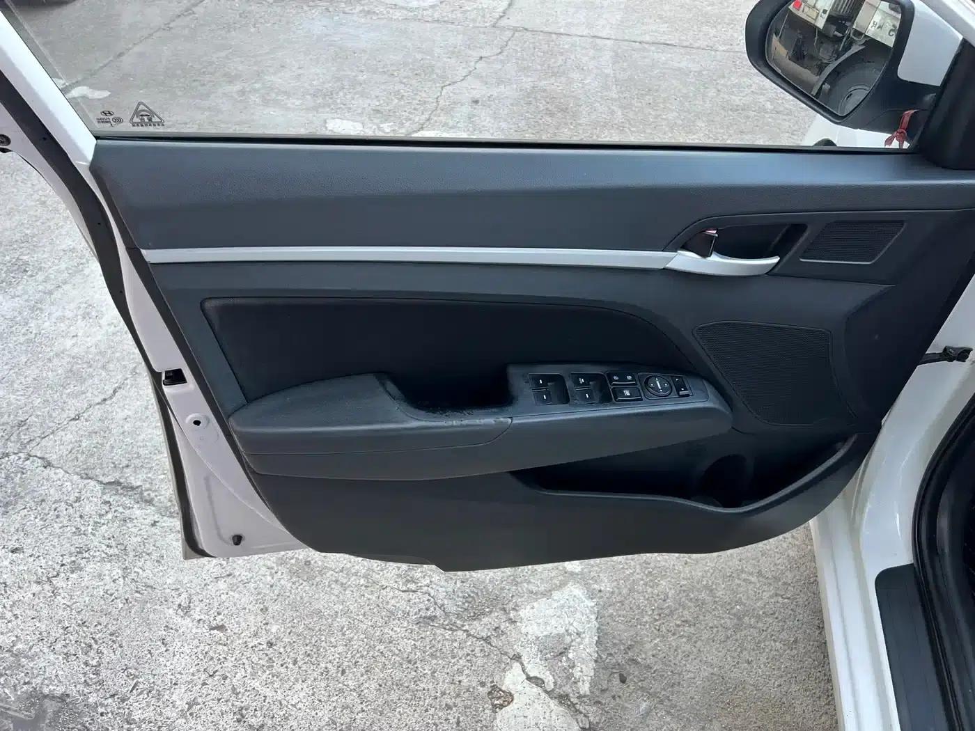 Hyundai Elantra 2016 1.6L Automatic Smart Elite Edition — миниатюра 17