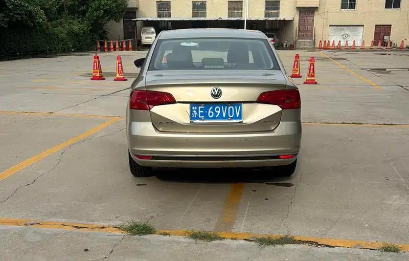 2017 Volkswagen Bora 1.6L Manual Comfort Model — миниатюра 4