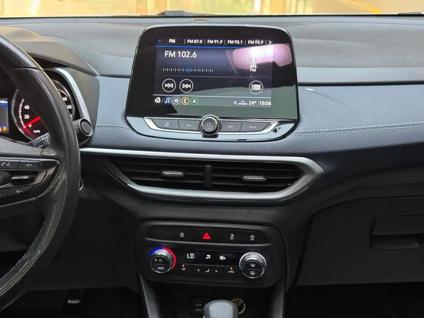 Chevrolet Trax 2021 325T Automatic Fun Edition (National VI Emission Standard) — миниатюра 8