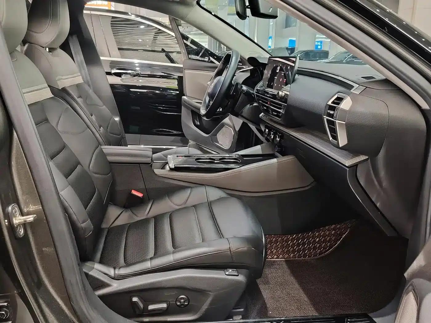 The 2021 Versailles C5 X 1.6T: An Extraordinary Force — миниатюра 8