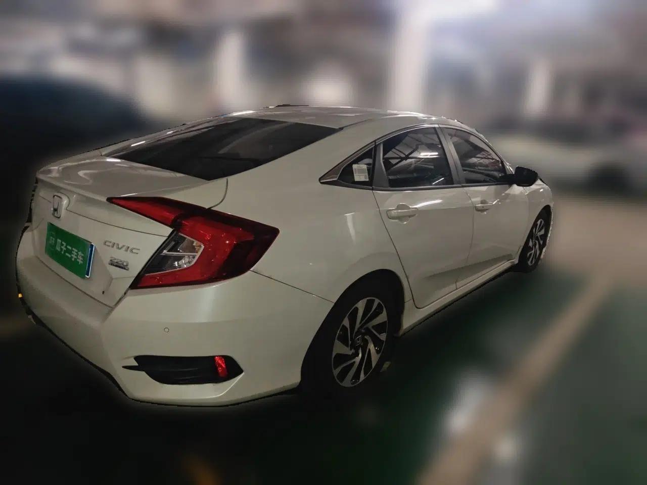 Honda Civic 2016 220TURBO CVT Luxury Edition — миниатюра 6
