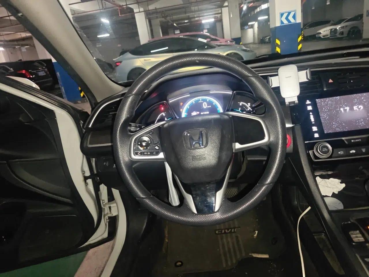 Honda Civic 2016 220TURBO CVT Luxury Edition — миниатюра 10