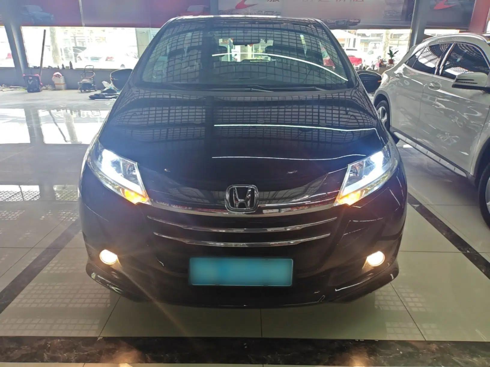 Honda Odyssey 2017 2.4L Luxury Edition — миниатюра 2