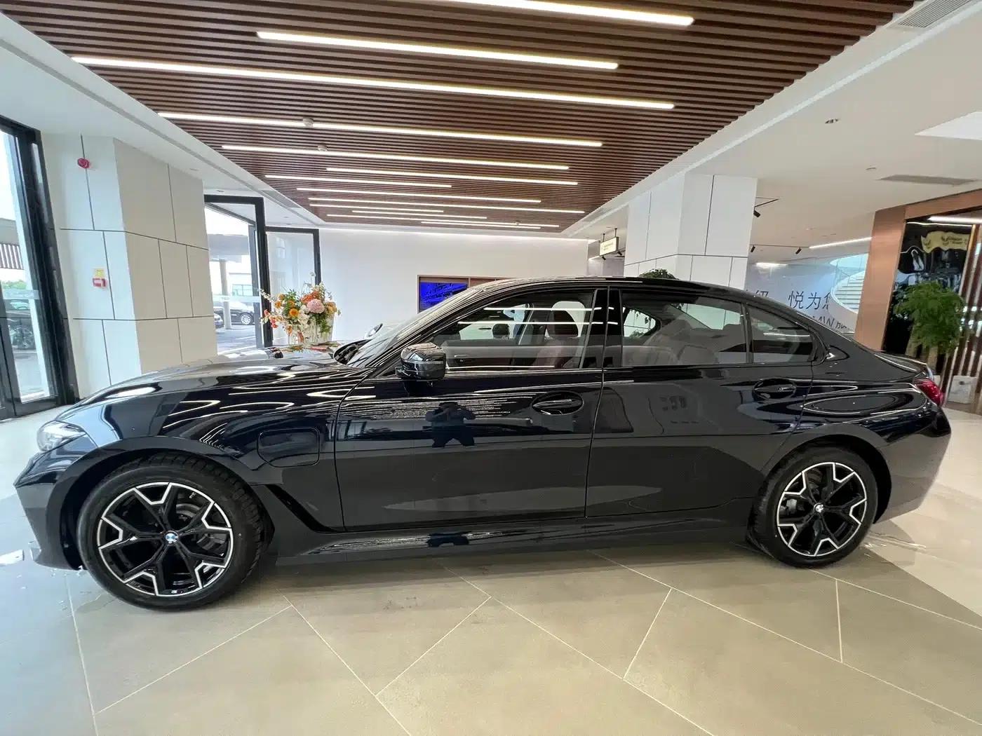 BMW i3 2025 eDrive 40 L Shadow Edition — миниатюра 3