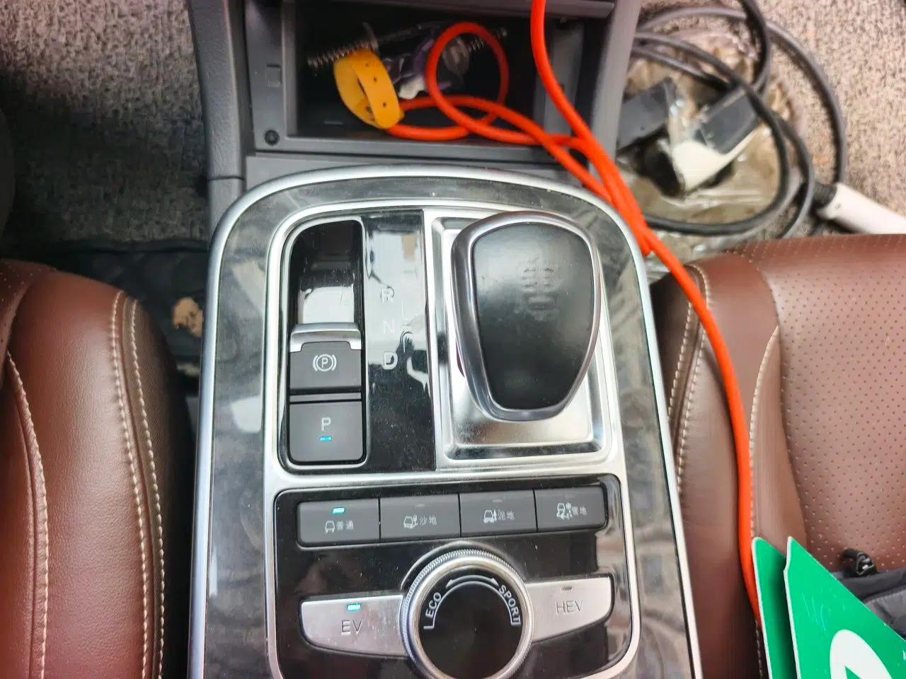 BYD Tang New Energy 2015 2.0T Four-Wheel-Drive Flagship Model — миниатюра 14