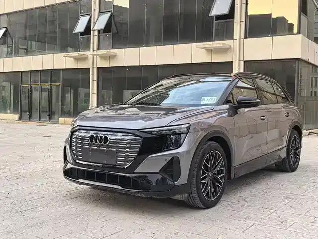 Audi Q5 e-tron 2022 Model 40 e-tron Star Edition - Fashion Set
