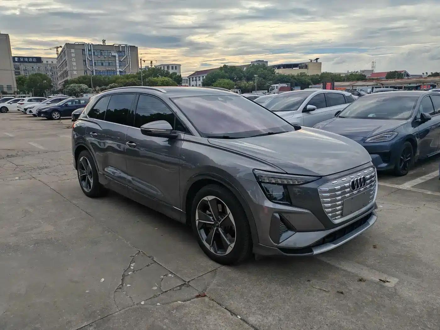 Audi Q5 e-tron 2023 Model 40 e-tron Star Edition - Fashion Set — миниатюра 1