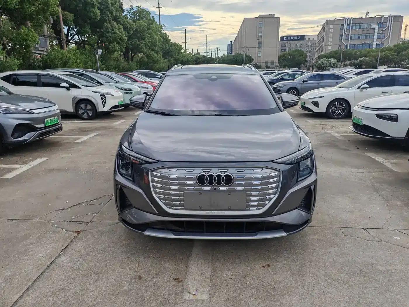Audi Q5 e-tron 2023 Model 40 e-tron Star Edition - Fashion Set — миниатюра 2