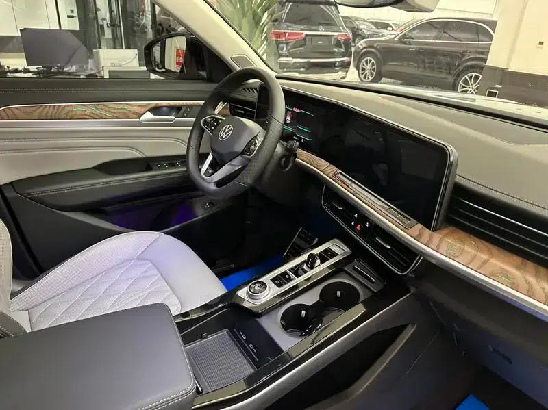 2023 Range Rover 380TSI AWD R-Line First Edition — миниатюра 17