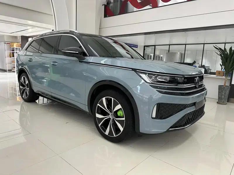 2023 Range Rover 380TSI AWD R-Line First Edition — миниатюра 3