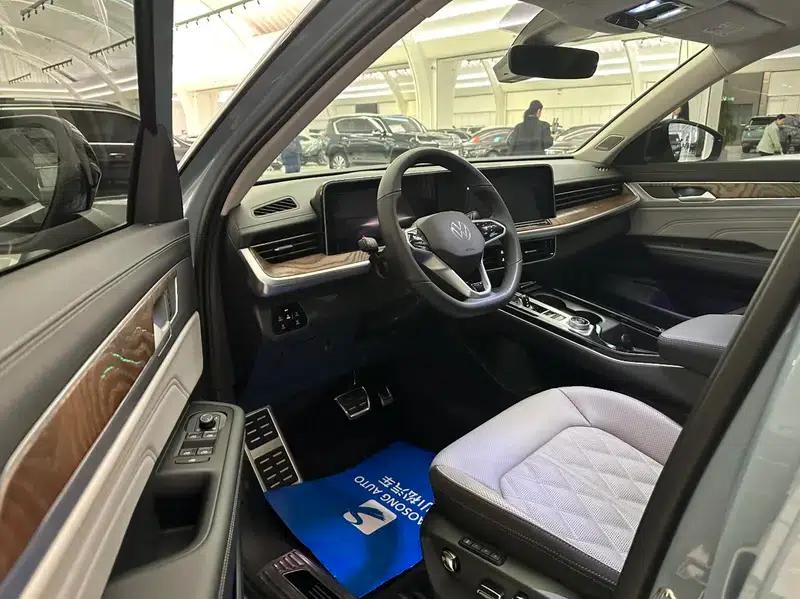 2023 Range Rover 380TSI AWD R-Line First Edition — миниатюра 23