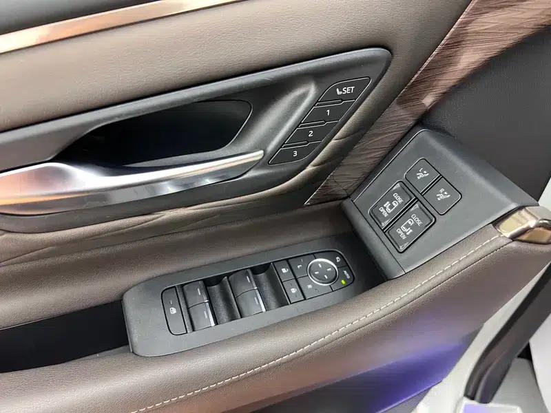 2023 Alphard Crown 2.5L Intelligent Hybrid Dual Engine AWD Supreme Edition — миниатюра 33