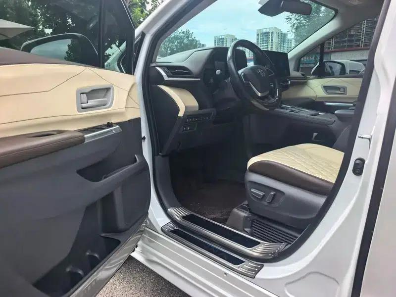 2024 Sena Hybrid 2.5L Luxury Edition — миниатюра 17