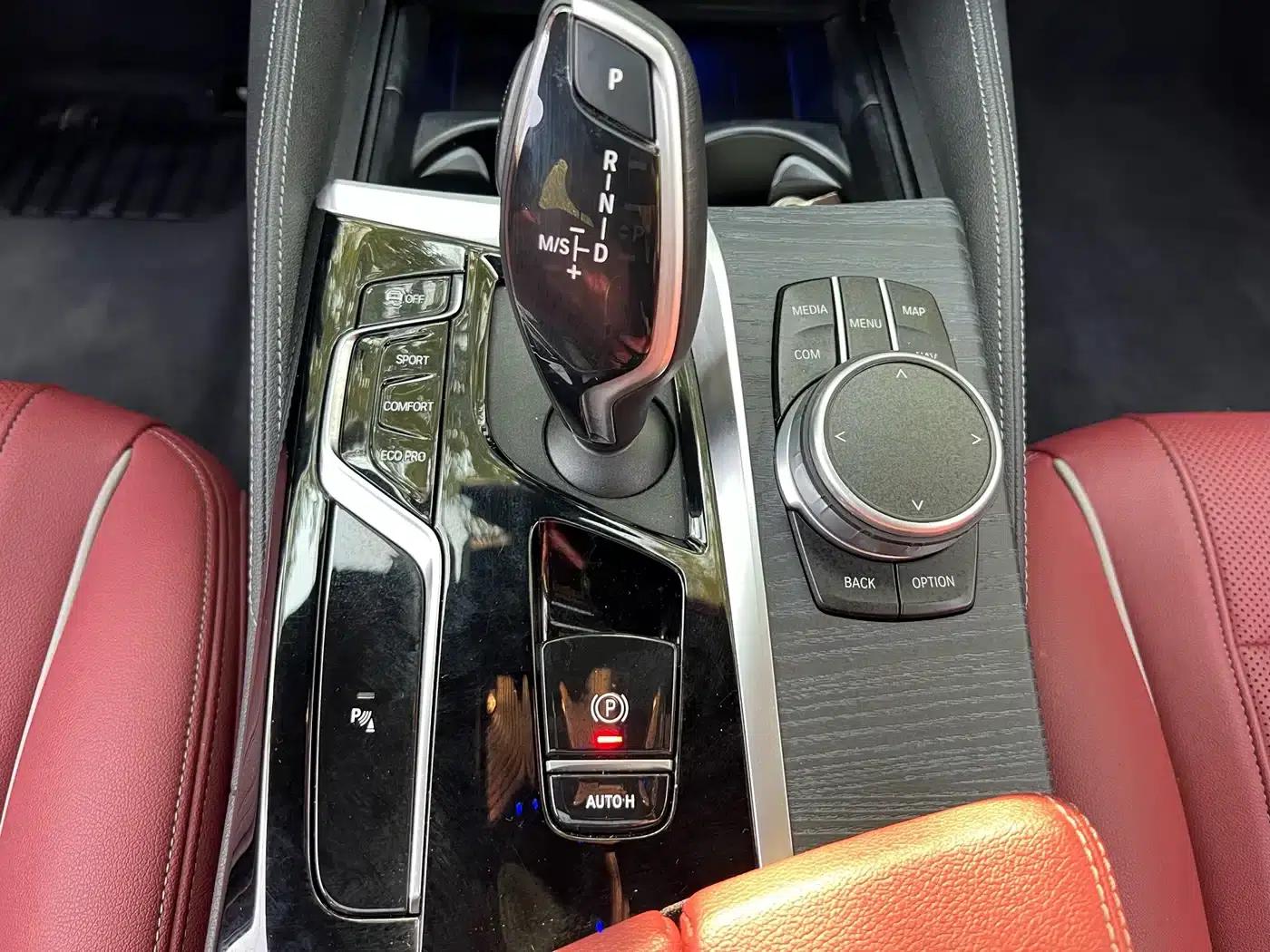 2022 BMW 5 Series 530Li Leading Edition M Sport Package — миниатюра 8