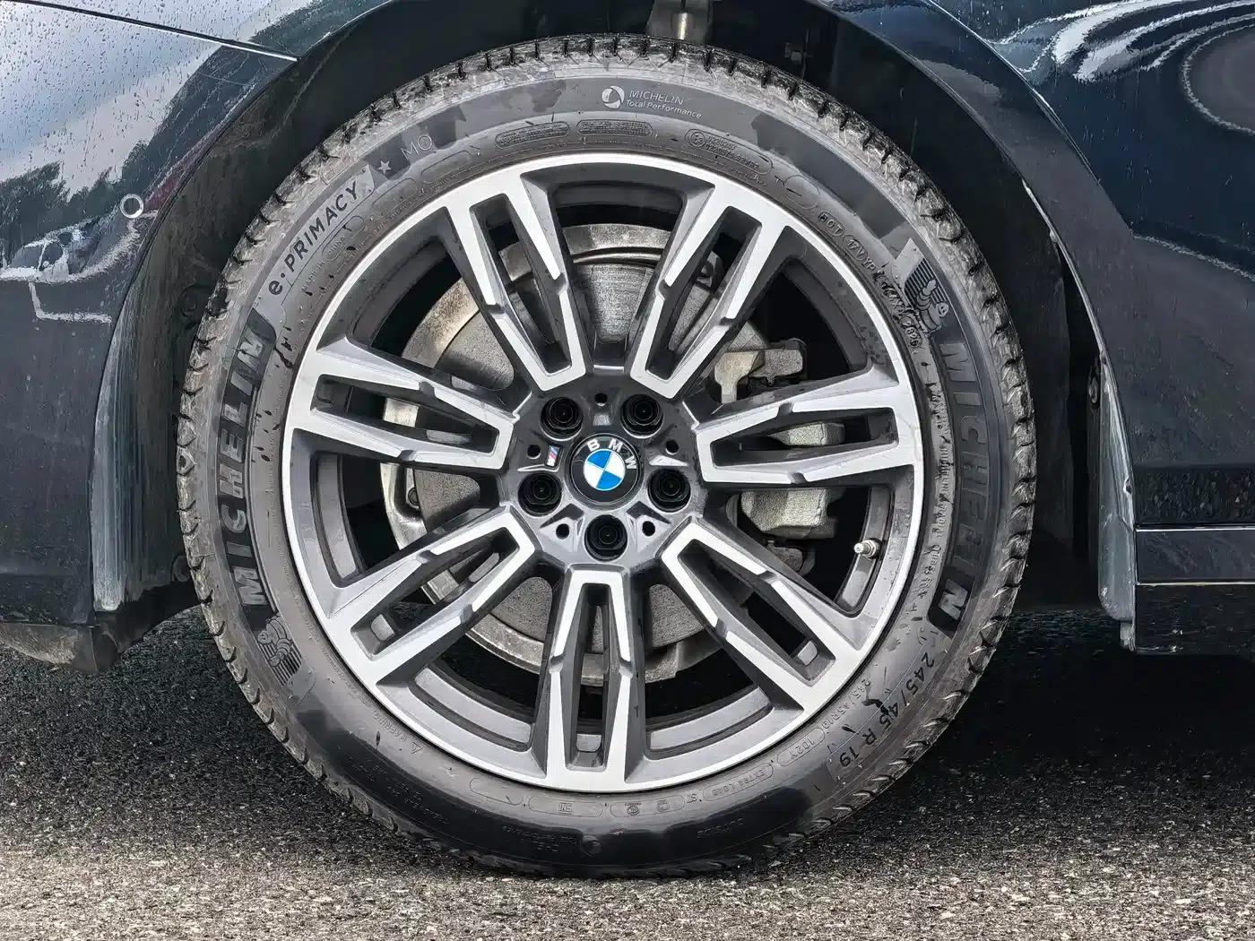 2025 BMW 5 Series 525Li M Sport Package — миниатюра 6