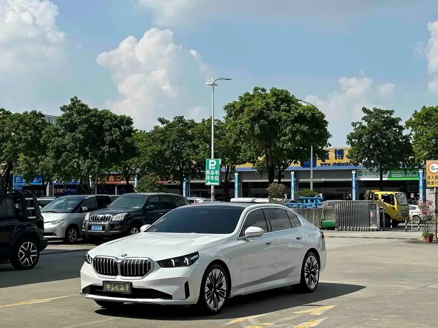 BMW 5 Series 2024 530Li Luxury Package — миниатюра 1