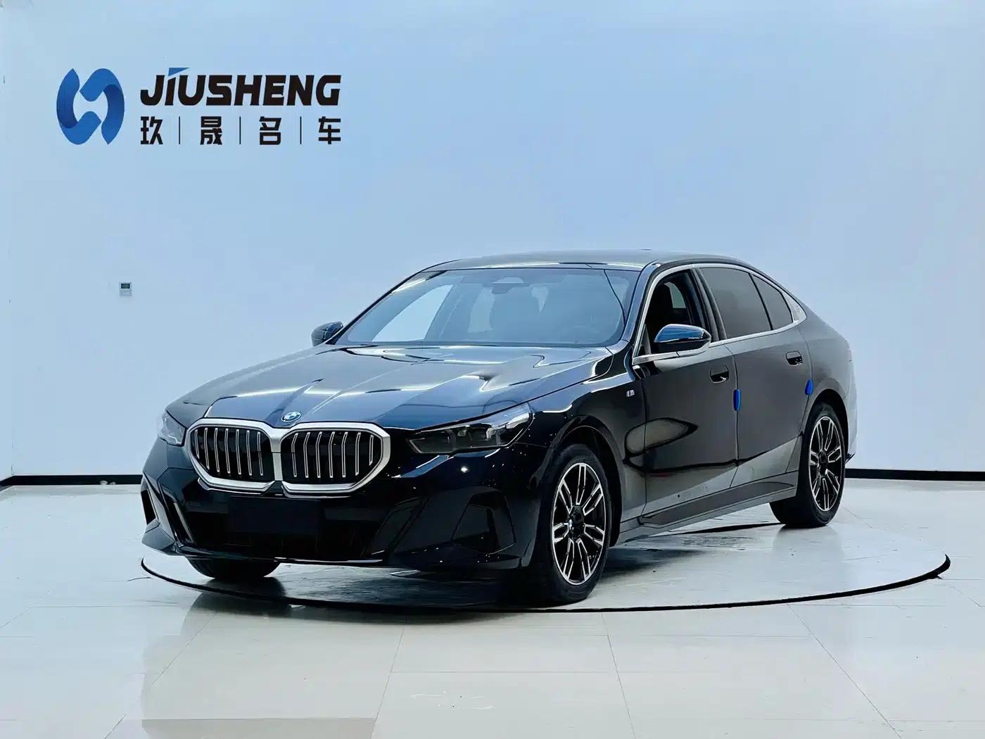 2025 BMW 5 Series 525Li M Sport Package — миниатюра 1