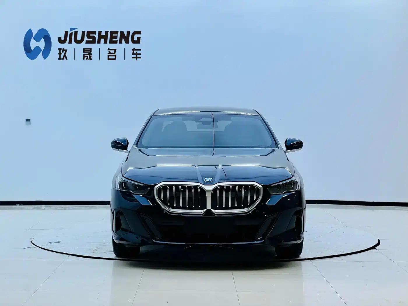 2025 BMW 5 Series 525Li M Sport Package — миниатюра 2
