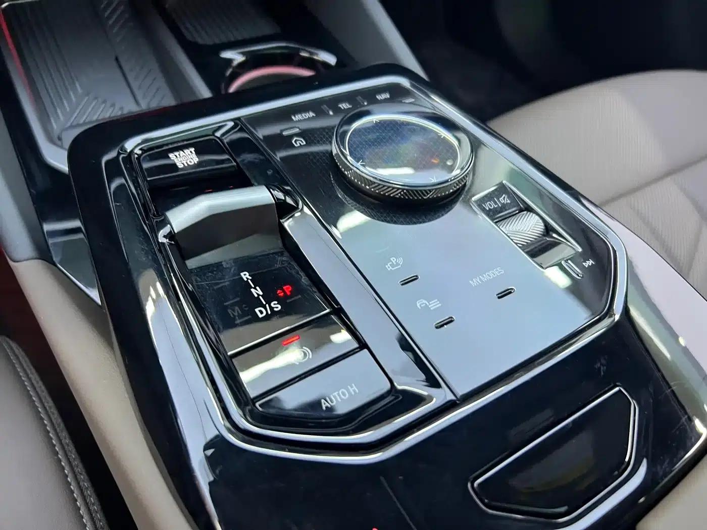 2025 BMW 5 Series 525Li M Sport Package — миниатюра 12
