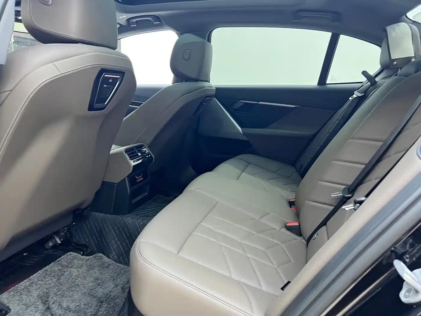 2025 BMW 5 Series 525Li M Sport Package — миниатюра 14