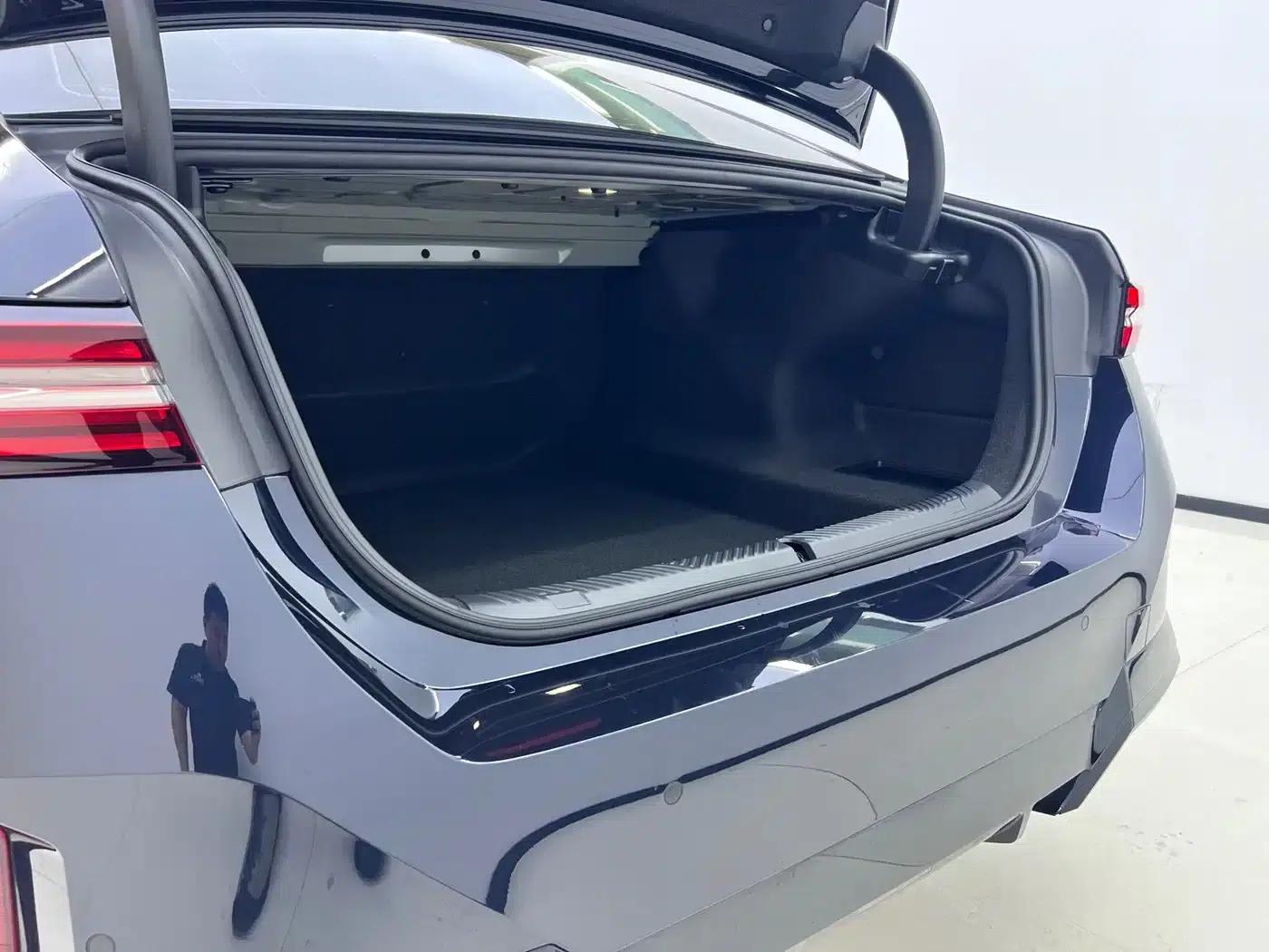 2025 BMW 5 Series 525Li M Sport Package — миниатюра 16