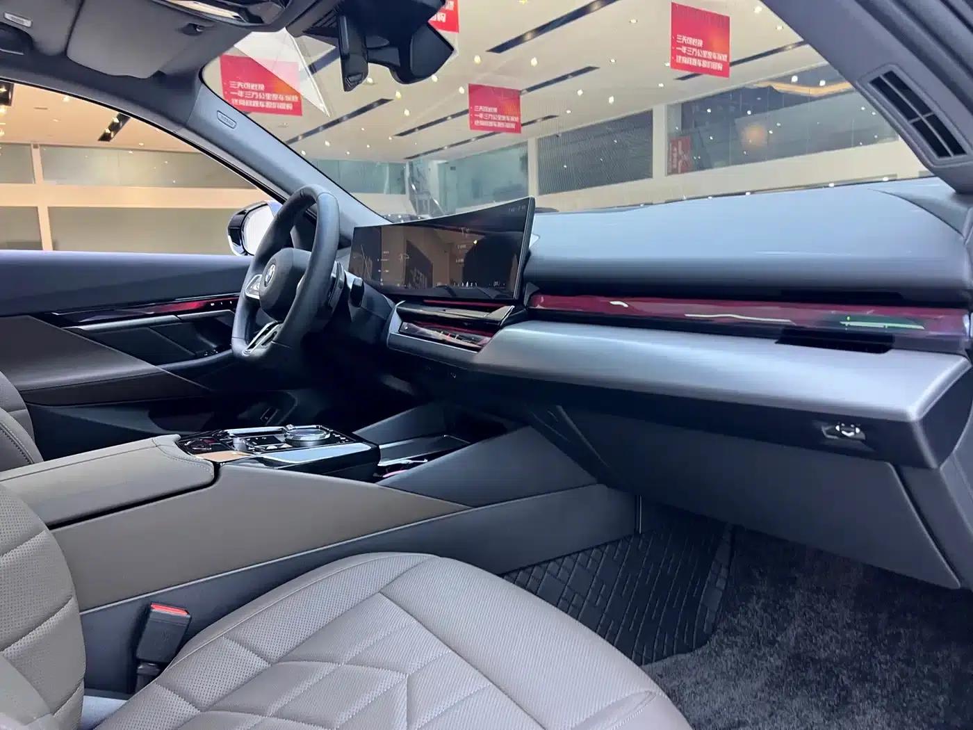 2025 BMW 5 Series 525Li M Sport Package — миниатюра 18