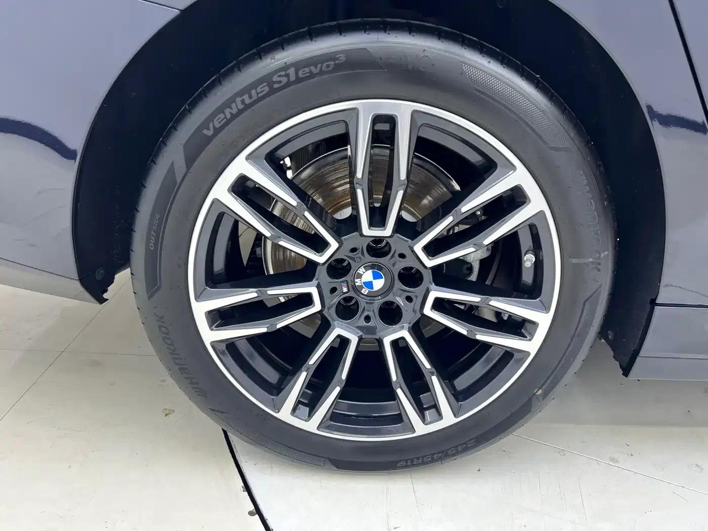 2025 BMW 5 Series 525Li M Sport Package — миниатюра 20