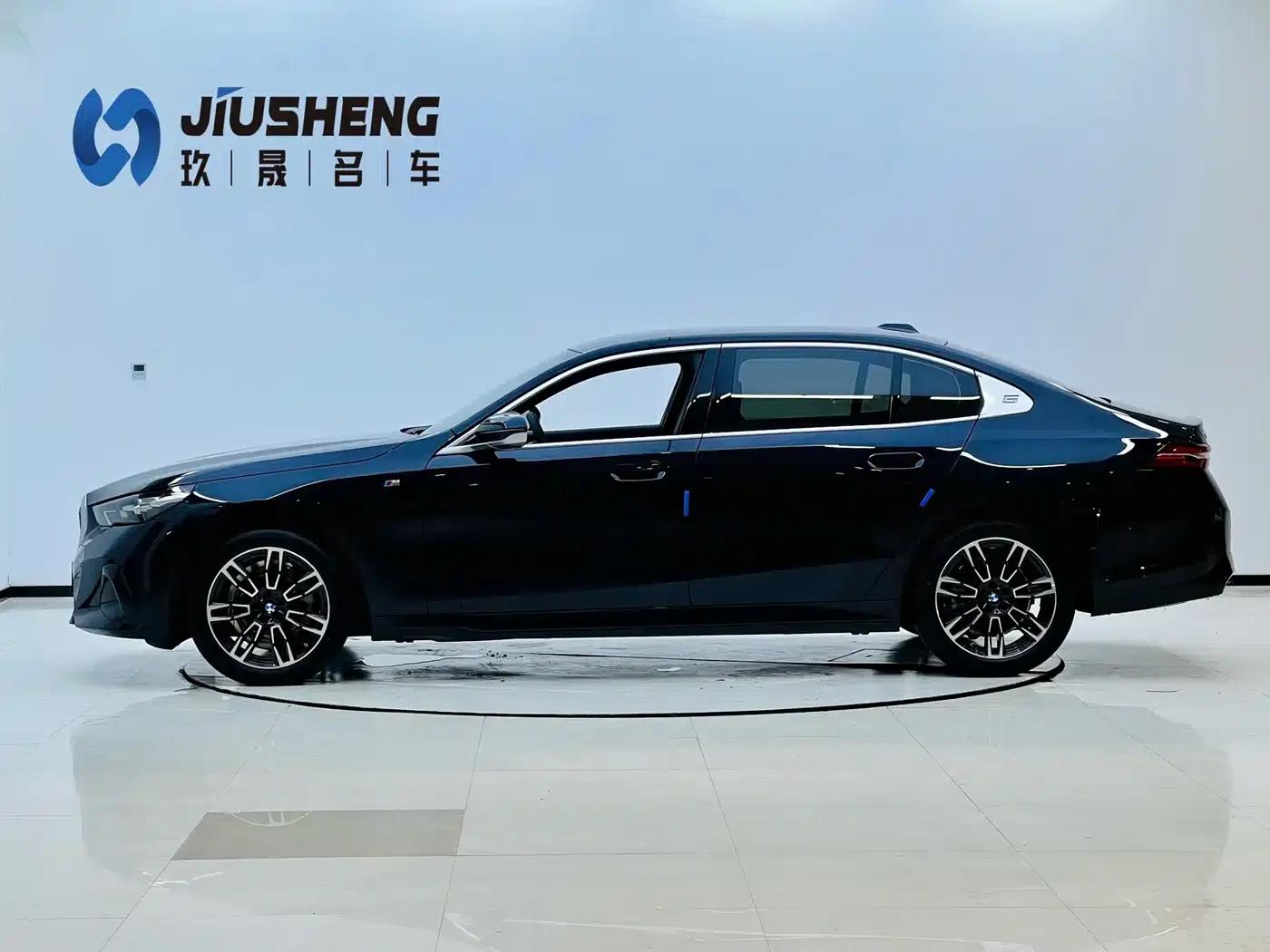 2025 BMW 5 Series 525Li M Sport Package — миниатюра 3