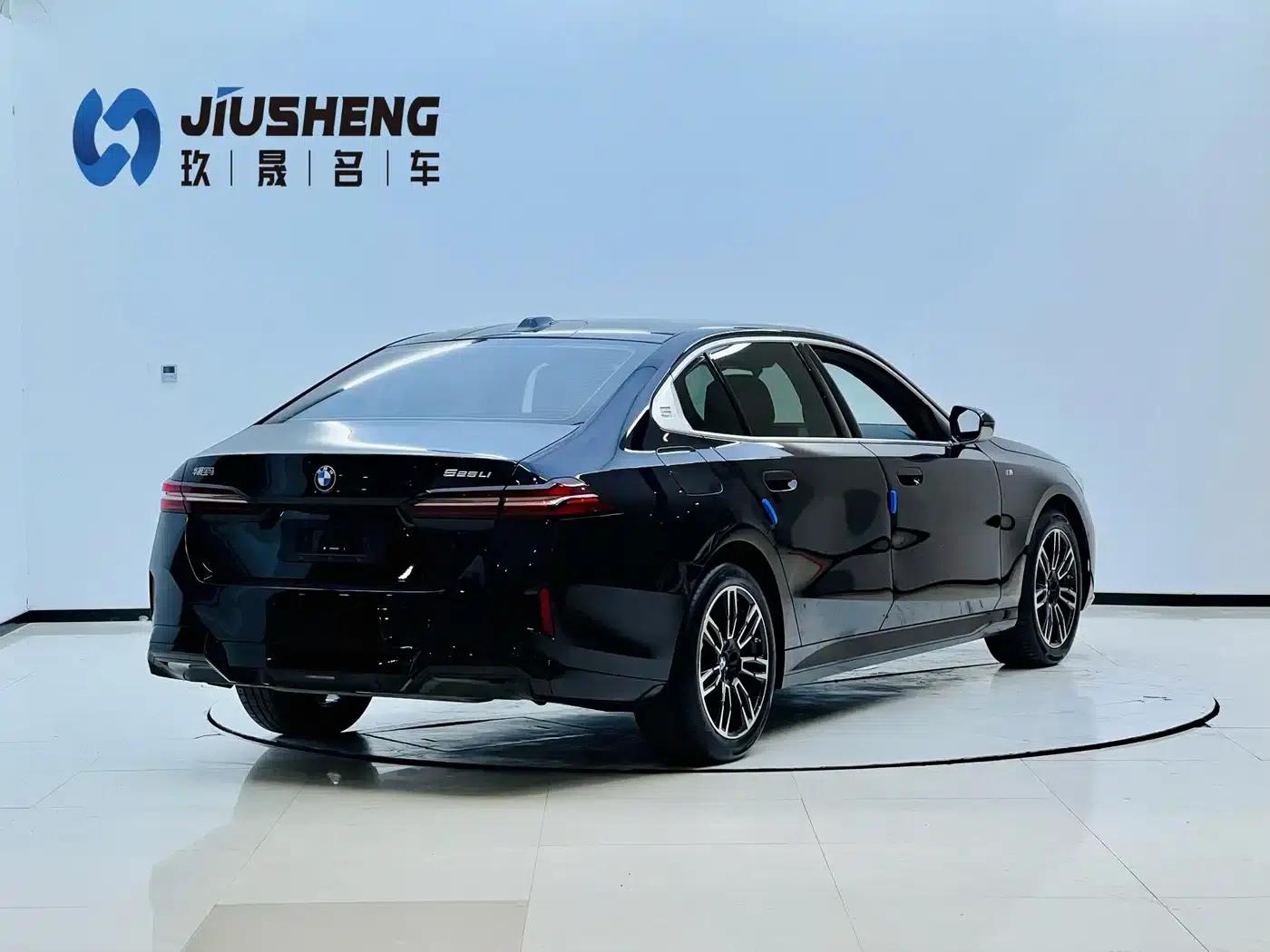2025 BMW 5 Series 525Li M Sport Package — миниатюра 6
