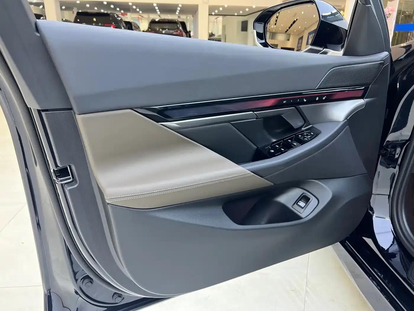 2025 BMW 5 Series 525Li M Sport Package — миниатюра 8