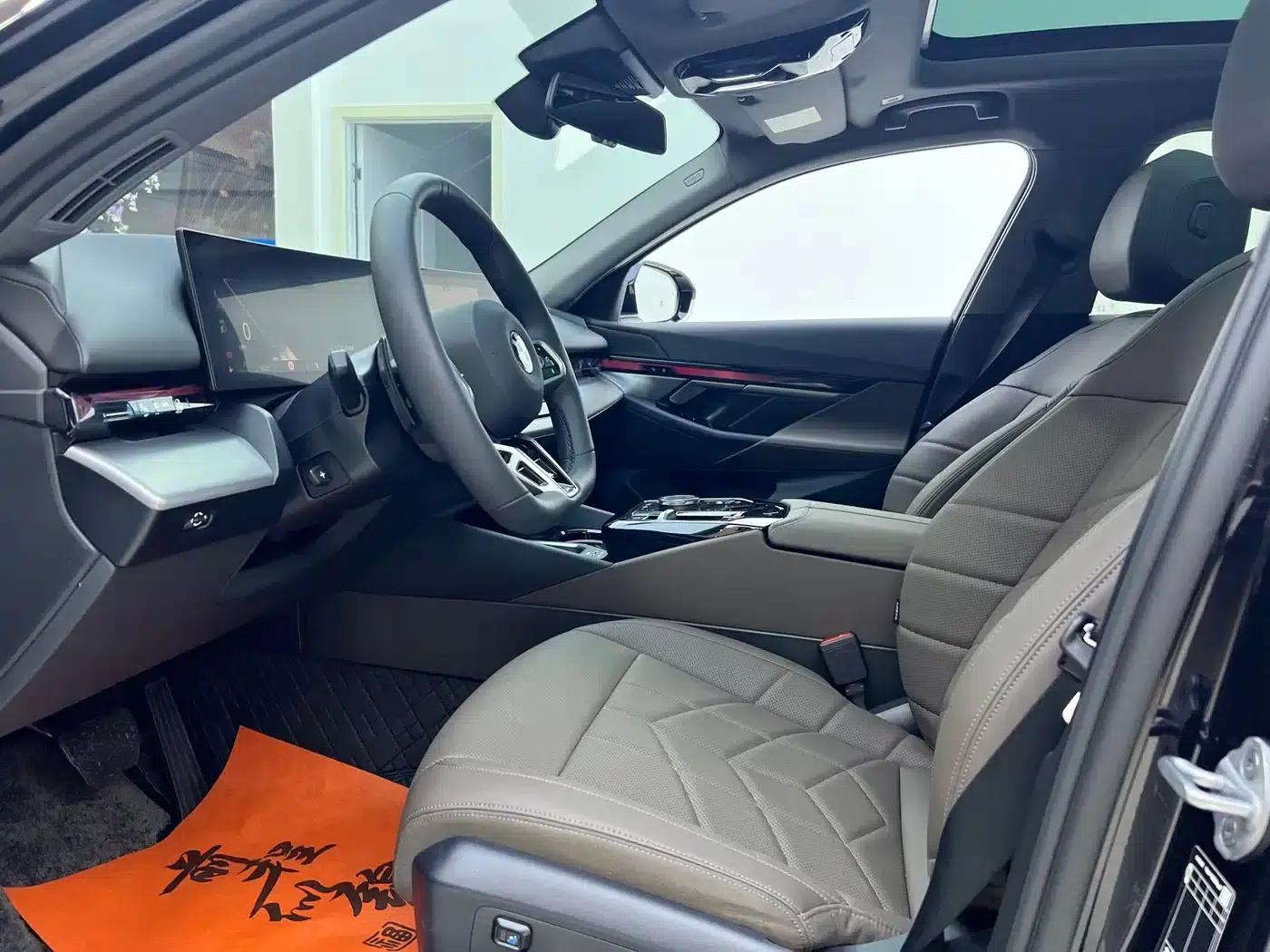 2025 BMW 5 Series 525Li M Sport Package — миниатюра 9