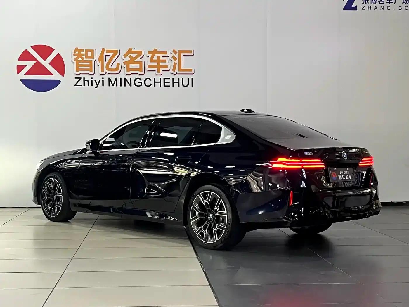 2025 BMW 5 Series 530Li Luxury M Sport Package — миниатюра 4