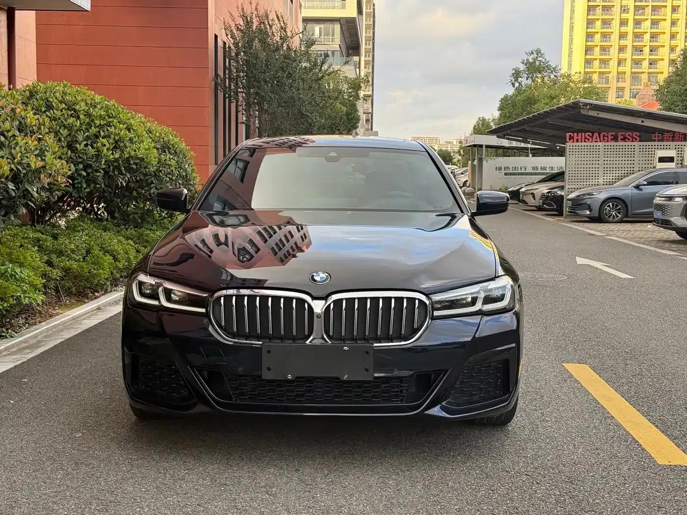 2022 BMW 5 Series 530Li Luxury M Sport Package — миниатюра 2