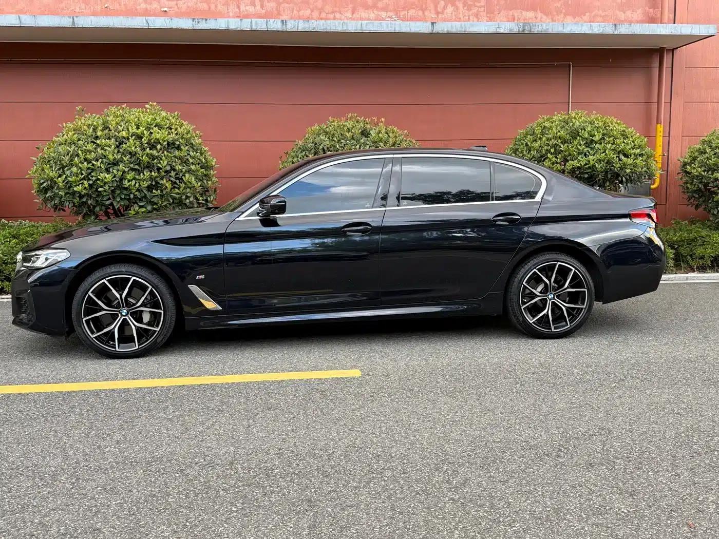 2022 BMW 5 Series 530Li Luxury M Sport Package — миниатюра 13