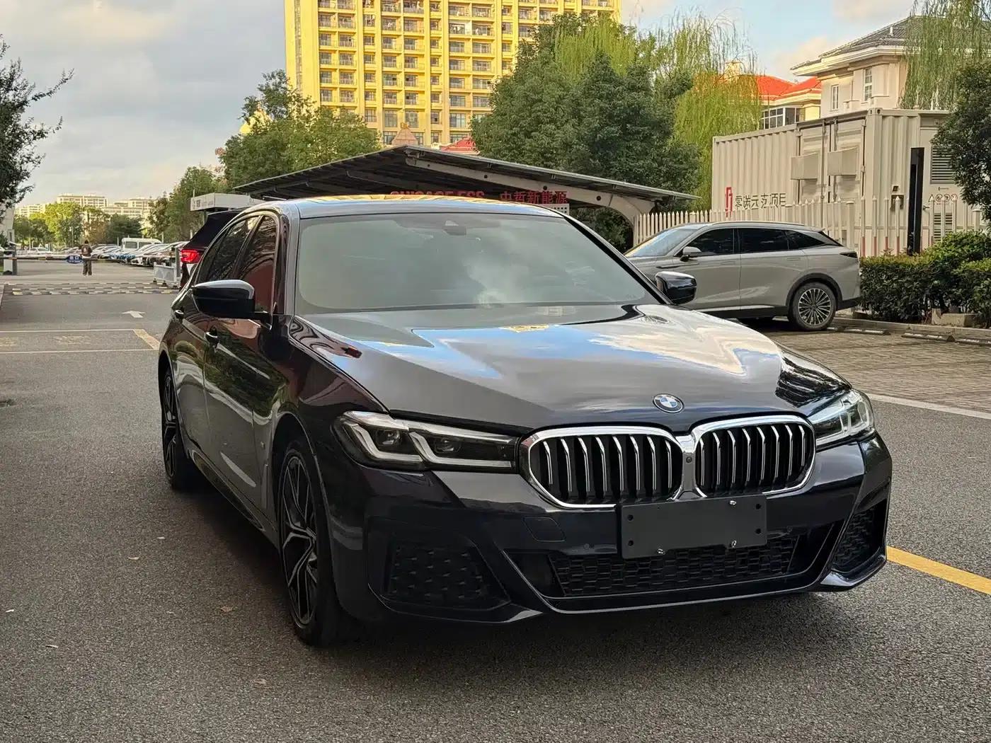 2022 BMW 5 Series 530Li Luxury M Sport Package — миниатюра 3