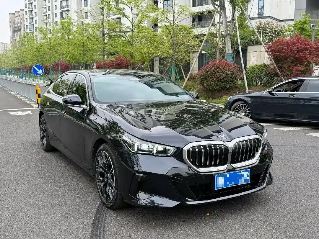 2026 BMW 5 Series 530Li Luxury M Sport Package — миниатюра 3