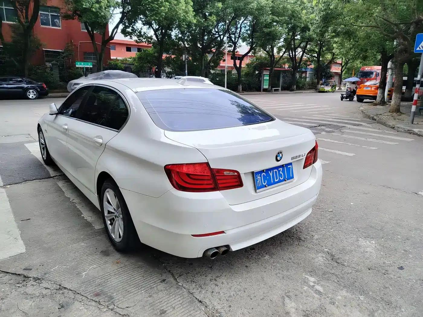 BMW 5 Series 2011 523Li Luxury — миниатюра 11