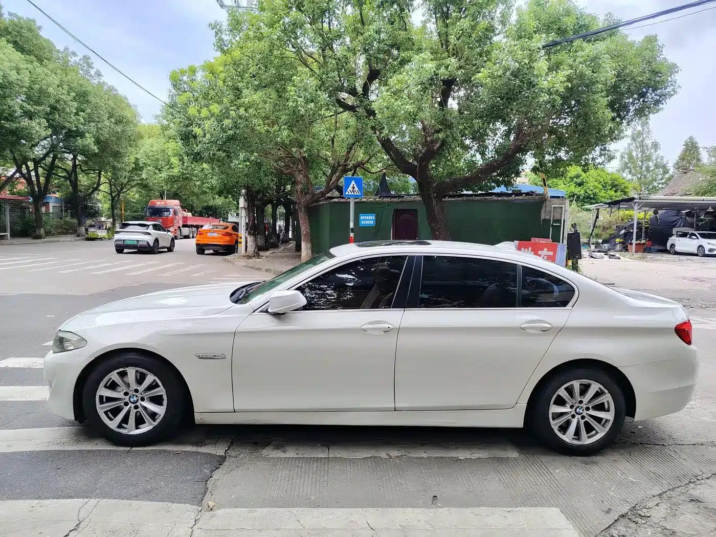 BMW 5 Series 2011 523Li Luxury — миниатюра 10