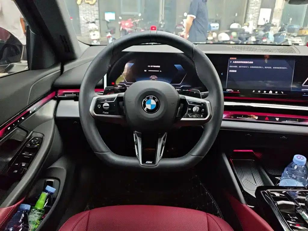 2025 BMW 5 Series 525Li M Sport Package — миниатюра 3