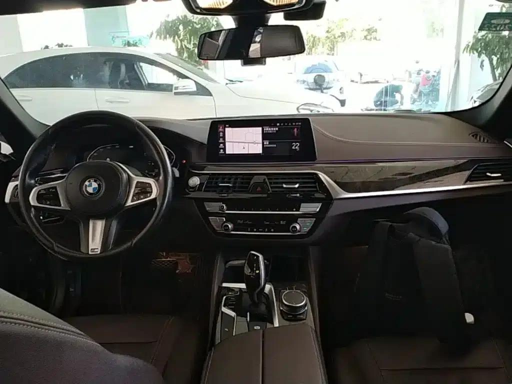 2020 BMW 5 Series 525Li M Sport Package — миниатюра 10