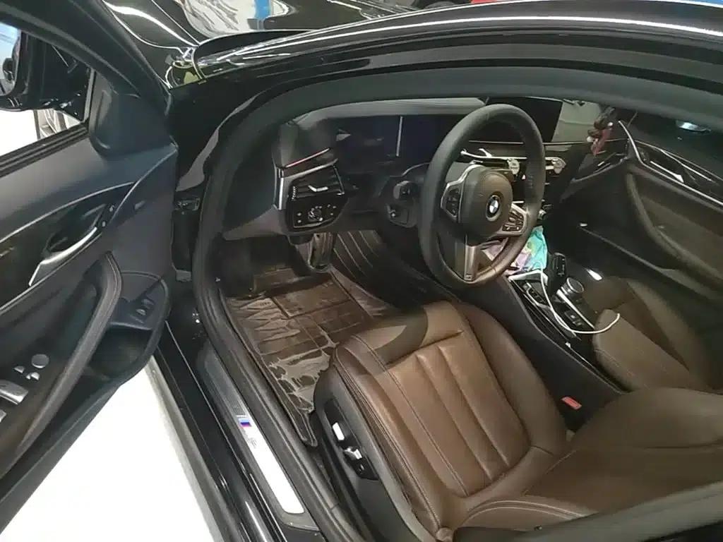 2019 BMW 5 Series 525Li M Sport Package — миниатюра 16