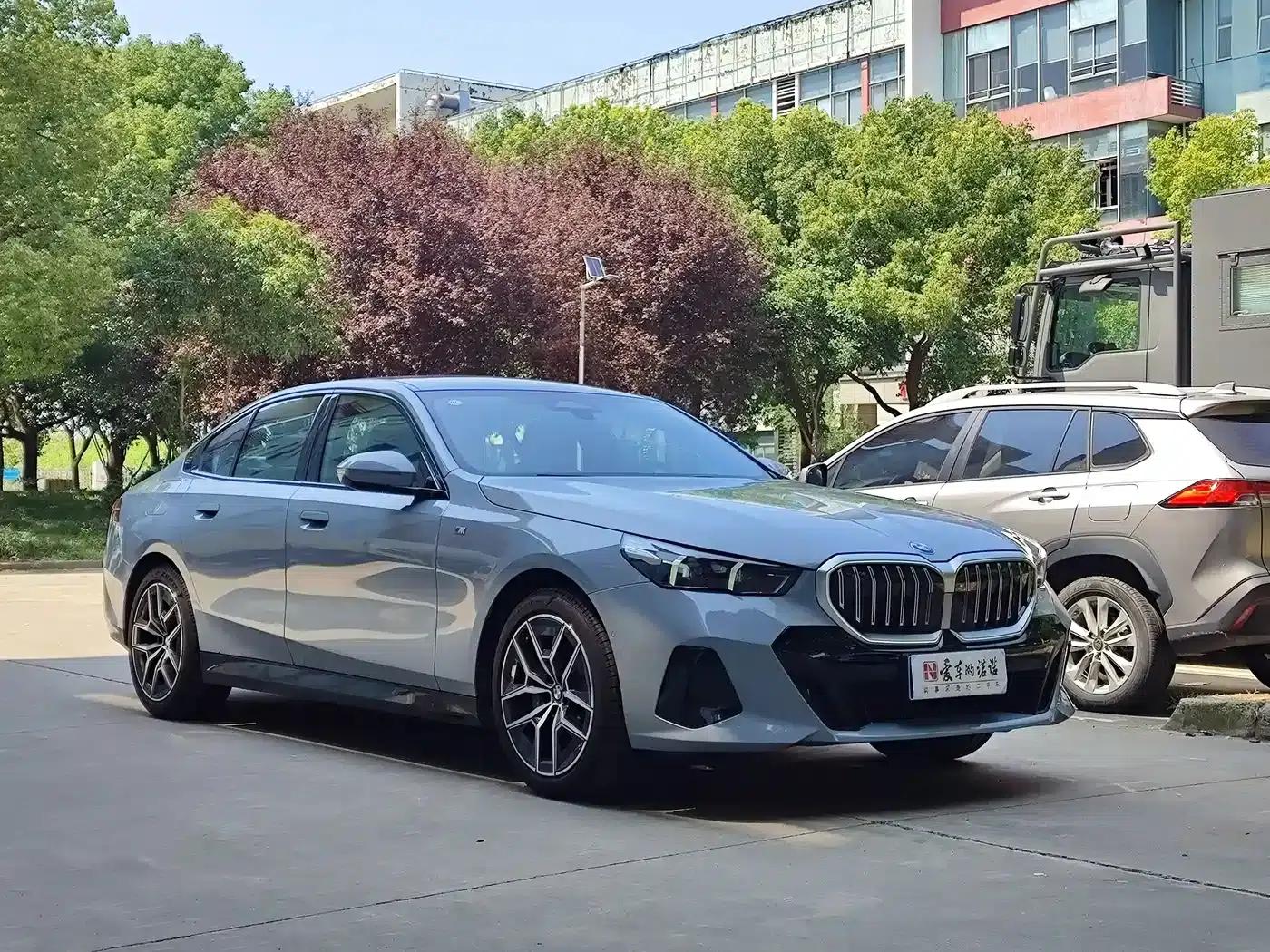 2024 BMW 5 Series Imported Model 530i Leading Edition M Sport Package — миниатюра 3
