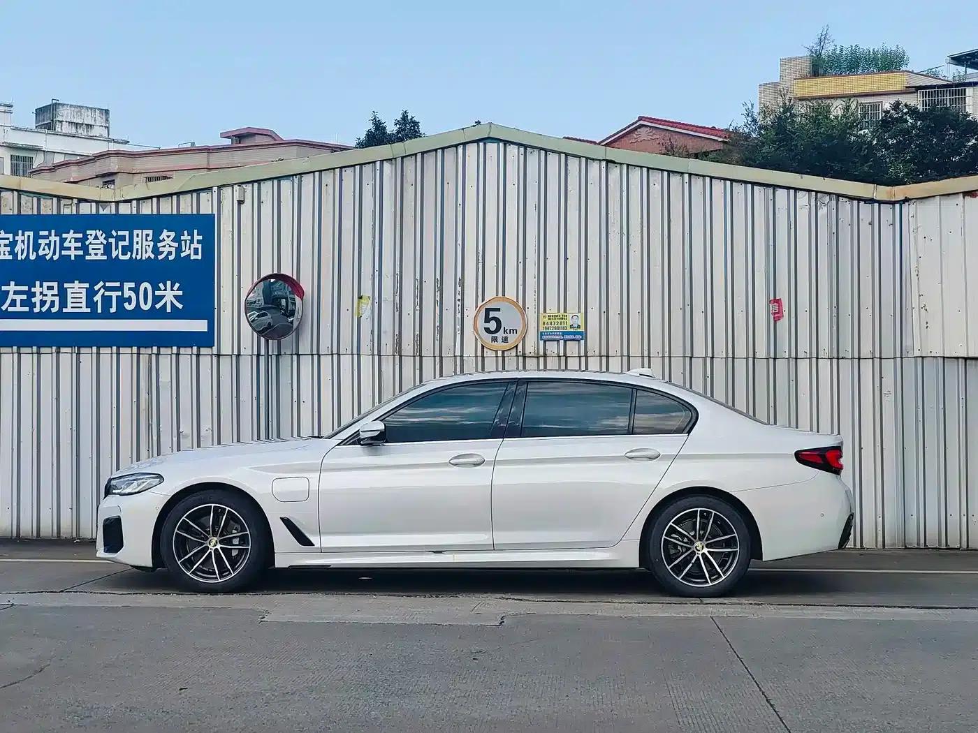 BMW 5 Series PHEV 2021 Facelift 535Le Pioneer Edition M Sport Package — миниатюра 2